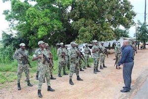 Governador de Cabo Delgado, Valige Tauabo, interagido com as Forças Armadas de Defesa de Moçambique.