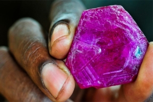 Cabo Delgado: Montepuez Ruby Mining alerta para a venda ilegal de rubis a turistas em Pemba