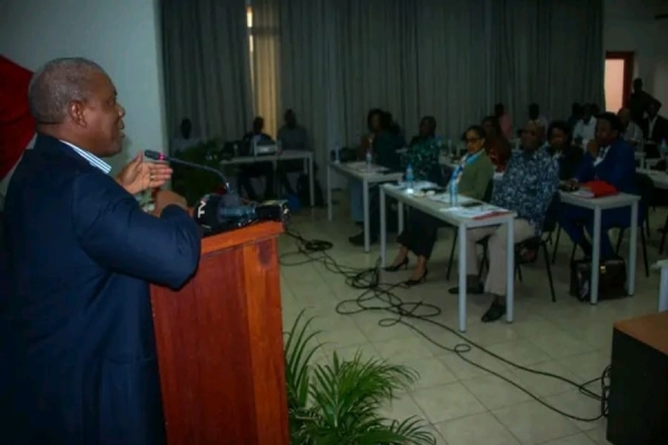 Governador da Provincia de Cabo Delgado, Valige Tauabo,  falando na reunião do Comité de Supervisão do Projecto de apoio a Saúde em Cabo Delgado.