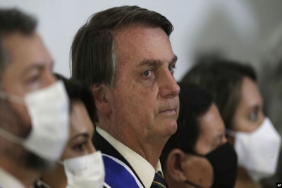 Jair Bolsonaro (no meio) Foto: AP/Eraldo Peres
