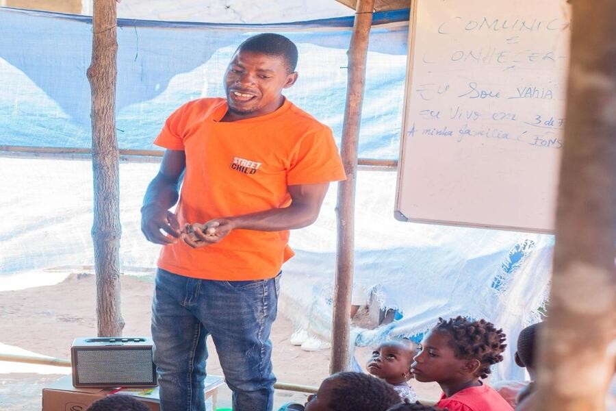 Cabo Delgado: Mais de 32 mil crianças beneficiam de programas educativos transmitidos por rádios comunitárias em Mecúfi