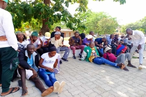 Cabo Delgado: Mais de 100 jovens posicionaram se no palácio do Governador para apresentar queixa de burla sobre recrutamento militar