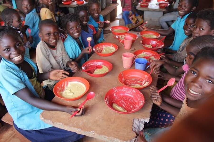 Cabo Delgado: Cerca de 100 mil alunos de cinco distritos afectados pela insurgência vão beneficiar de refeições escolares até 2030, num programa coordenado pela ADIN e parceiros